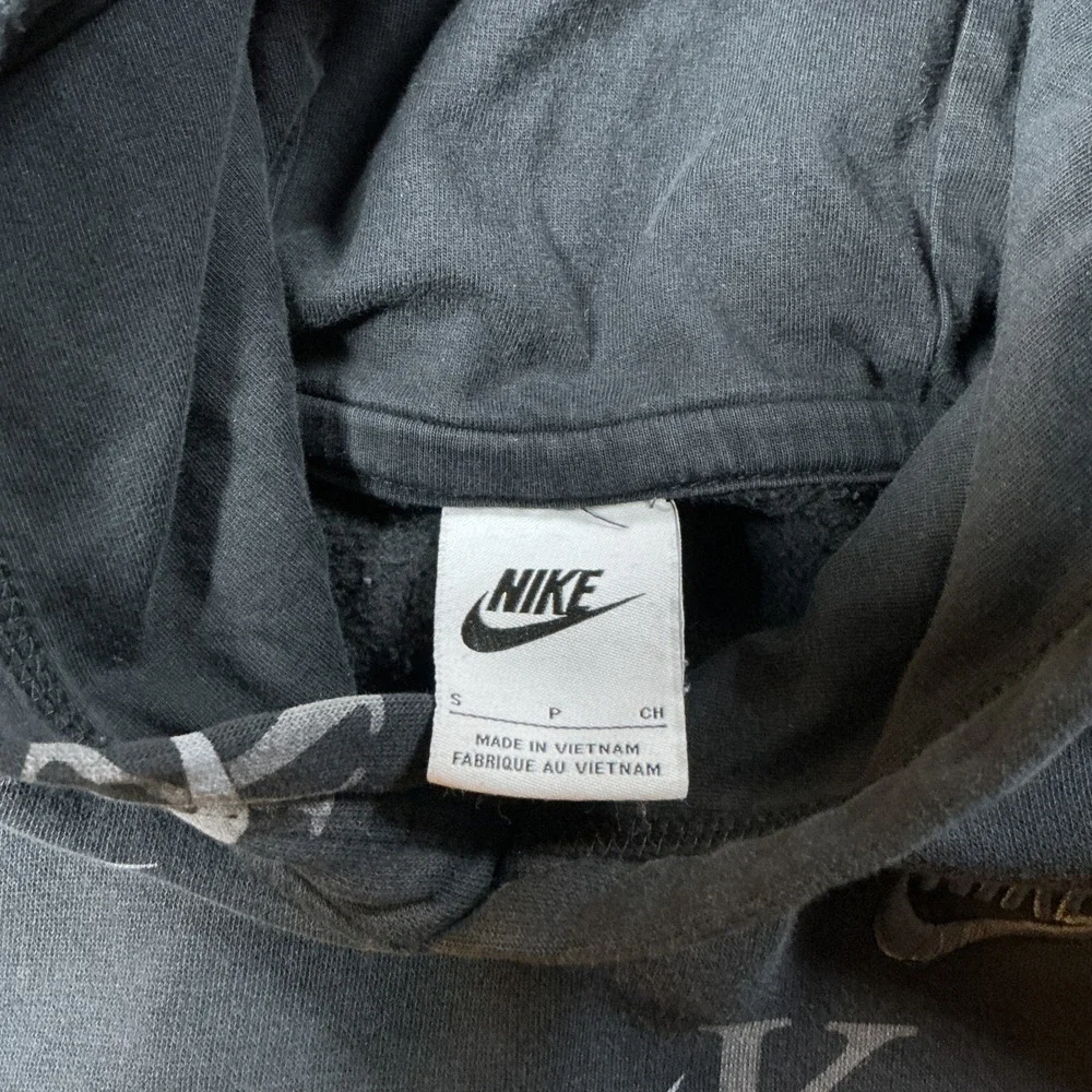 Nike Sportswear Boys Small Black Alphanumeric Logo Print Hoodie DX5699-010